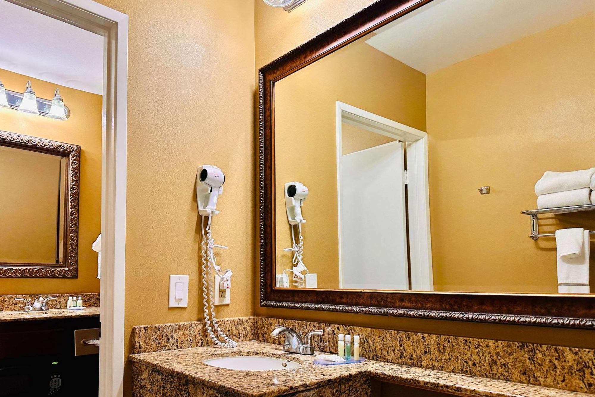 Quality Inn & Suites Westminster Seal Beach Exteriör bild