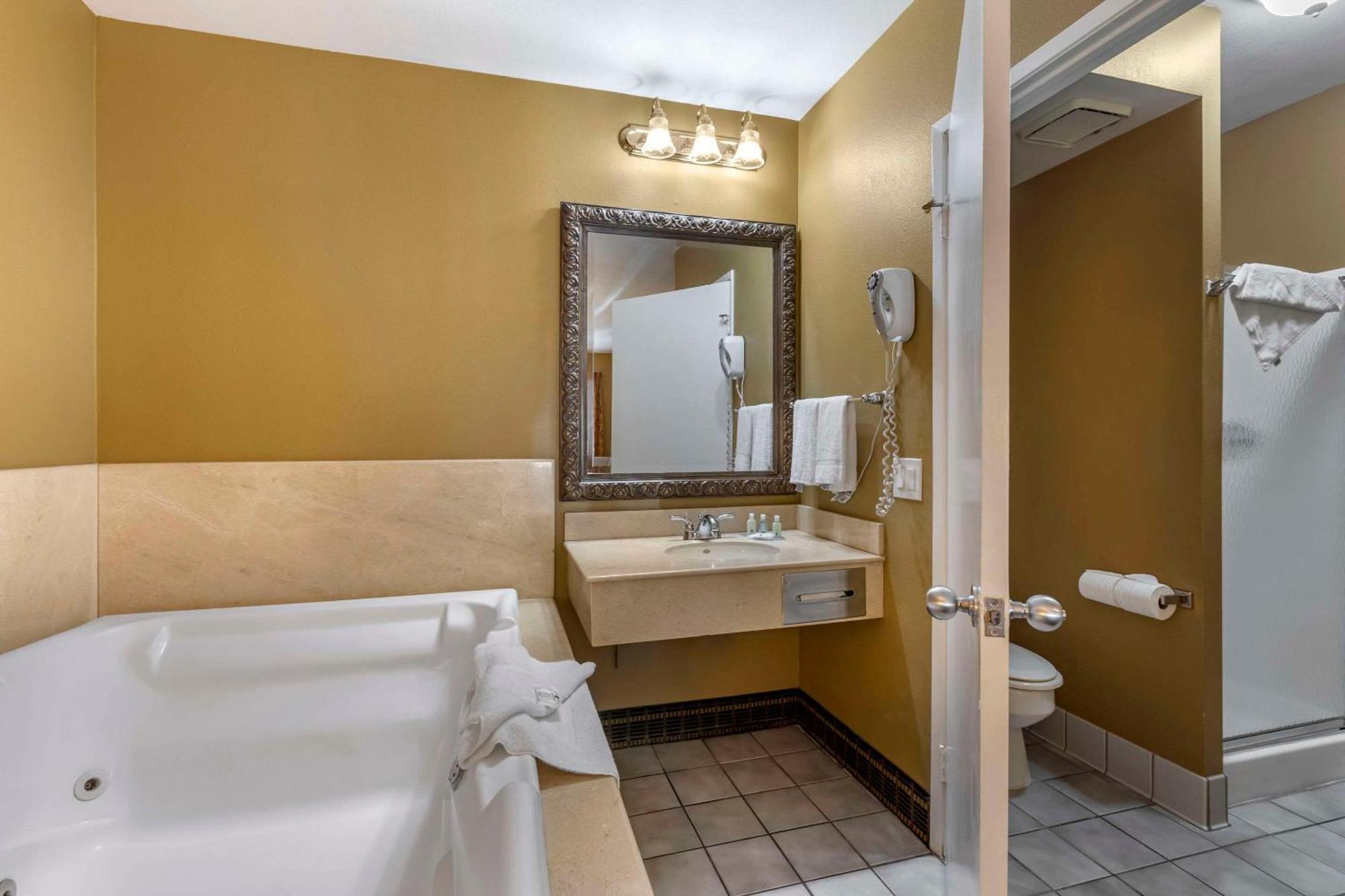 Quality Inn & Suites Westminster Seal Beach Exteriör bild