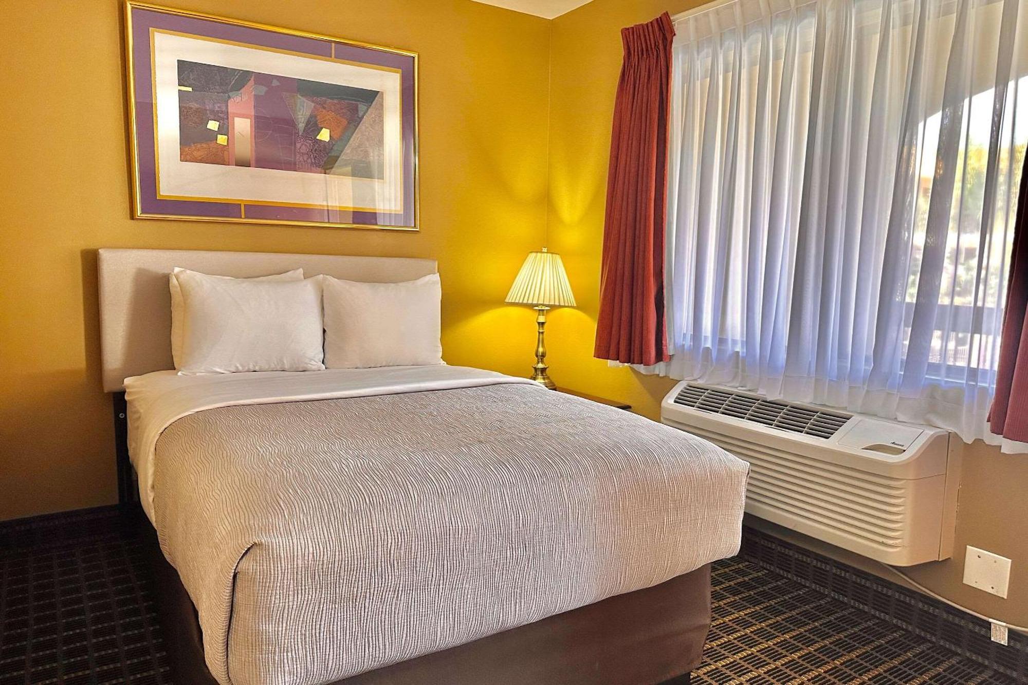 Quality Inn & Suites Westminster Seal Beach Exteriör bild