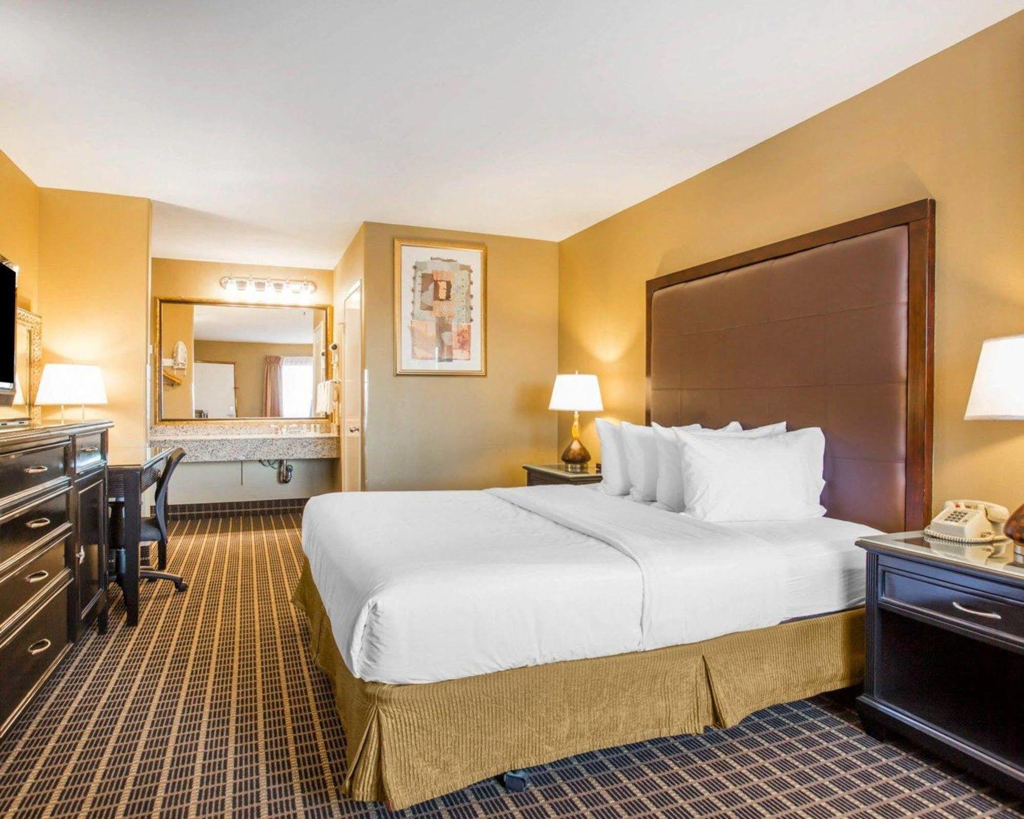 Quality Inn & Suites Westminster Seal Beach Exteriör bild
