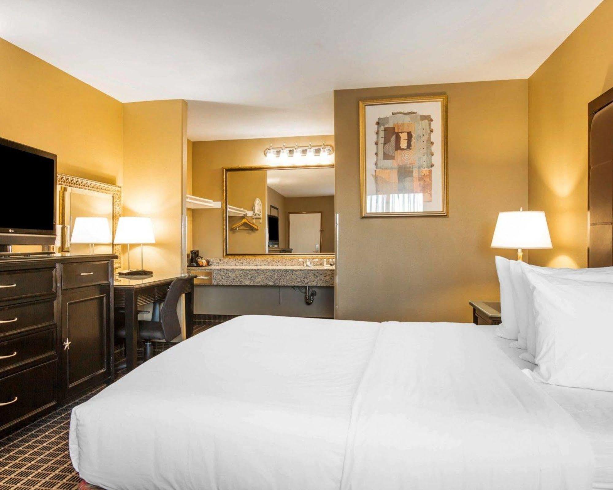 Quality Inn & Suites Westminster Seal Beach Exteriör bild